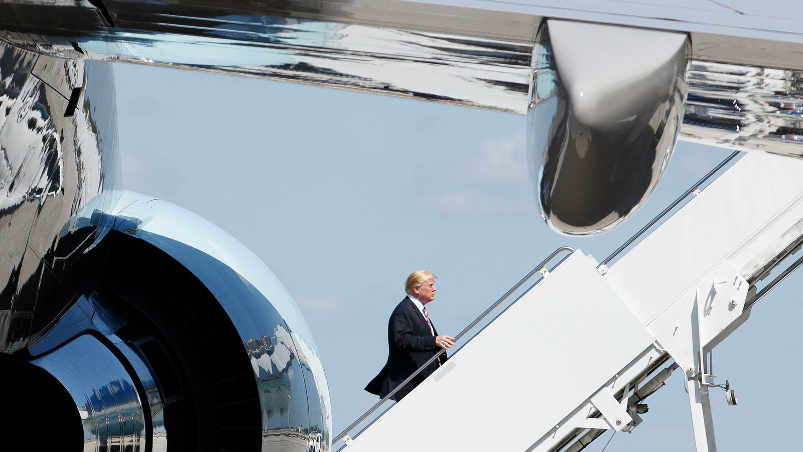 Trump Praises UAE’s Decision to Leave OPEC as Oil Prices Fall