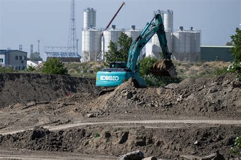 Hungary Begins Emergency Threshold Construction on Danube River to Save Paks Nuclear Power Plant